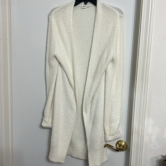 Gap sweater. - Picture 4 of 9